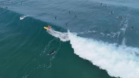 Dynamic surfer riding waves in ocean aerial view with surfboard and water s.. 库存照片