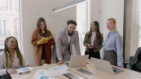 Dynamic Team Collaboration in a Contemporary Modern Office Environment and Vídeo Stock 307495743