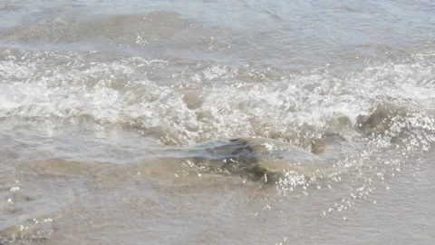 A dynamic timelapse focusing on the interaction between the clear water and Stockbeeldmateriaal 333741104
