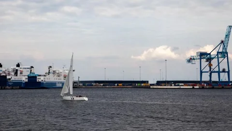 Dynamic Timelapse of Malmo Cityscape with Fast Moving Clouds 스톡 동영상 309565702