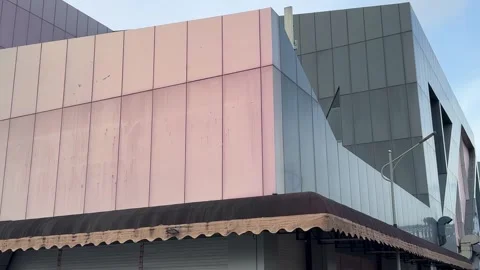 Dynamic urban architectural design showcasing weathered pastel panels and r.. Vidéo 326033714