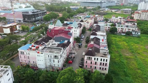 Dynamic urban panorama showcasing architectural variety amidst expansive gr.. Video stock 325305808