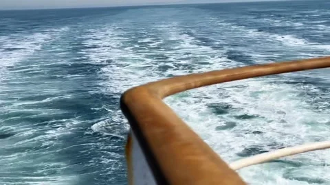 Dynamic White Wake and Foam Behind a Sailing Ship on the Blue Sea Vidéo 329921560