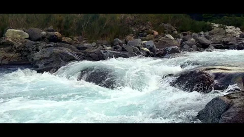 Dynamic White Water River Rapids CloseUp Vidéo 345663550