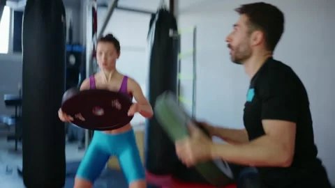 Dynamic Workout Session Featuring Two Athletes Engaged in High-Intensity Видео 329750328