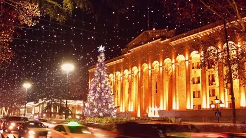 Dynamic zoom out Time-lapse of Tbilisi xmas tree in city center and cars on e 스톡 동영상 167013433