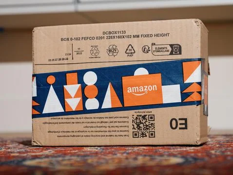 E 0 package size Amazon winter holidays gift package parcel card Stock Photos