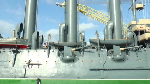 E Aurora at the granite mooring on Neva river Embankment. Stock-Footage 340553788