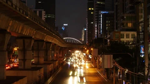 E Bangkok skytrain track and traffc time lapse  4K Stockbeeldmateriaal 106975840