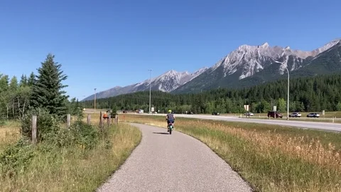 E-Biking through the Banff Wilderness Vídeo Stock 322804747