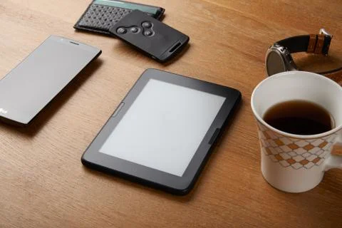 E-book device with other objects on a table Foto stock