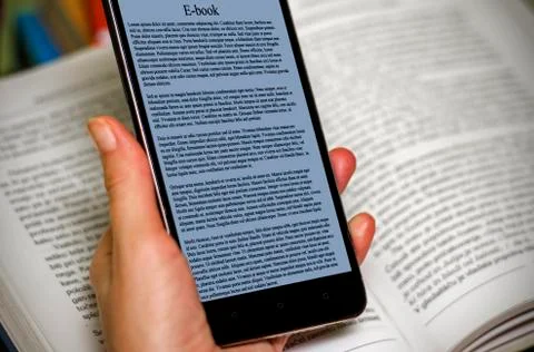 E-book on mobile device Stockfoto's