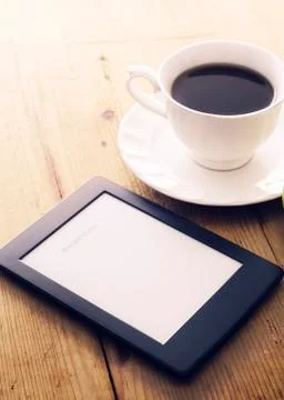 E-book reader and coffee Stock-Fotos
