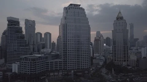 E Camera moves down on Bangkok syscrapers and flying birds after sunset 4K 動画素材 111804357