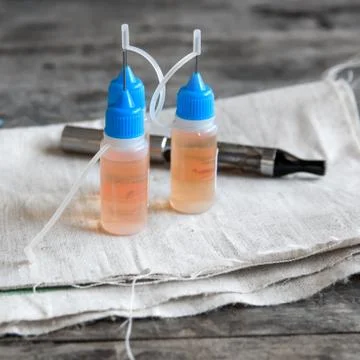 E-cigarette with  different  re-fill  bottles Foto stock