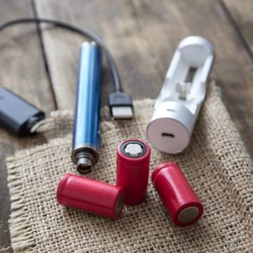 E-cigarette equipmen on table Foto stock