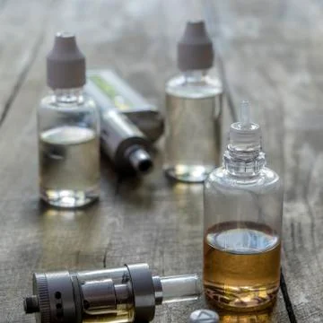 E-cigarettes with different re-fill bottles Foto stock