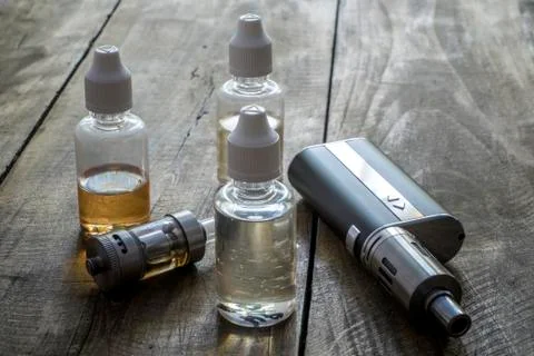 E-cigarettes with different re-fill bottles Foto stock