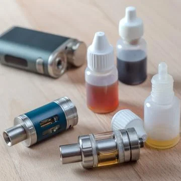E-cigarettes with lots of different re-fill bottles Foto stock