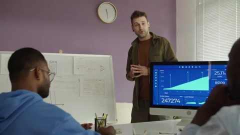 E-commerce Expert Tutoring Young Traders during Master Class at Office Vídeos de archivo 277417092