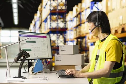 E-commerce support clerk responding to problems like lost parcels Fotos Stock