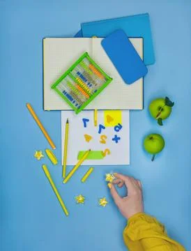 E-learning concept with blue smartphone. E-learning to carry out digital cour Foto stock