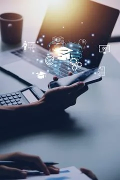 E-learning graduate certificate program concept. Man hands showing graduati.. Foto stock