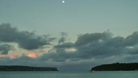 E Moon rising over Sydney Heads time lapse 4K Stock-Footage 276633683