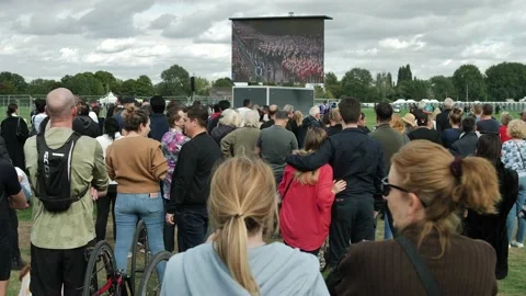 E Queen Elizabeth funeral procession shown on large monitor to Windsor crowd Stockbeeldmateriaal 218627657