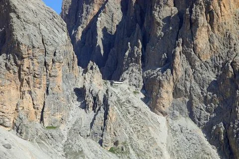 E saddle between dolomite mountains and alpine hut toni demetz hutte in summe Stock Photos