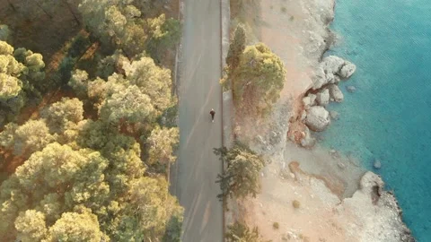 E scooter driver at coast tracking shot during sunset Vídeo Stock 137789881