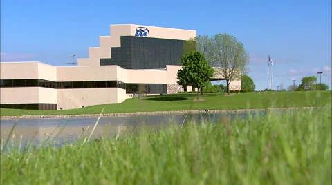 EAA Oshkosh Headquarters Building Low Angle Vídeo Stock 67577237