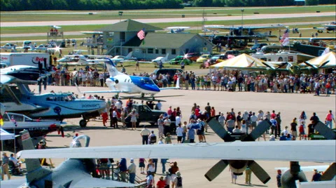 EAA Oshkosh Mass Crowd Honda Jet Taxi 動画素材 67578151