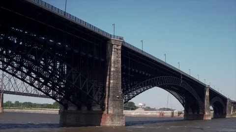 Eads Bridge seen from a riverboat Stockbeeldmateriaal 81995365