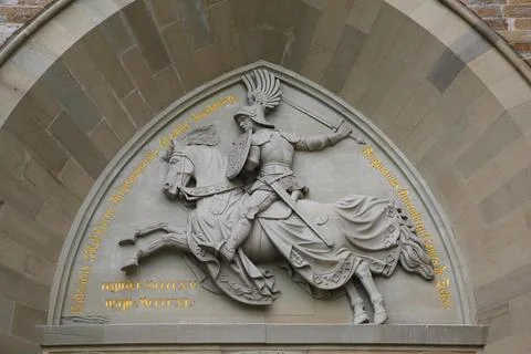 Eagle Gate, stone relief on the outer castle gate, knight figure on horse Foto stock