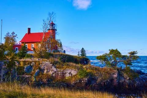 Eagle Harbor Lighthouse on Rocky Cliffs Overlooking Lake Superior Stock-Fotos