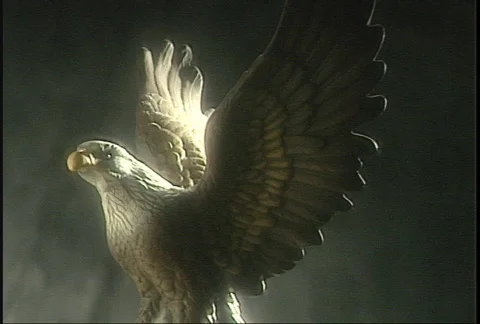 Eagle sculpture in studio - 2 shot (clip 2 of 3) Stockbeeldmateriaal 147179