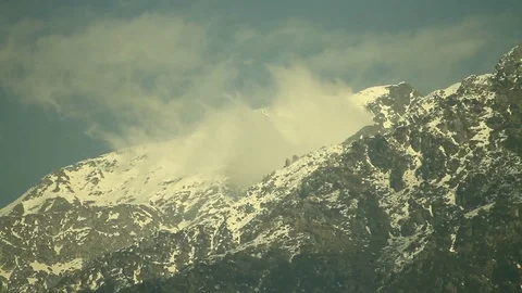 Eagle soars againsts mountain timelapse Video stock 102776700
