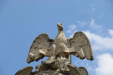 Eagle statue in a light blue sky Foto stock