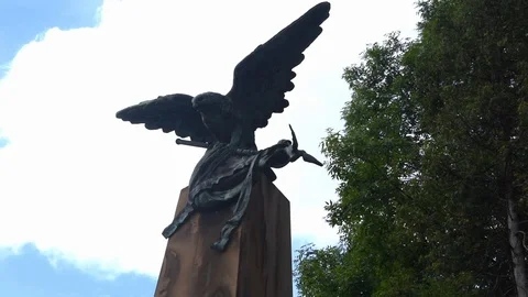 Eagle statue on marble against the sky and trees 스톡 동영상 115032028