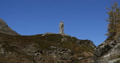Eagle statue, Slow motion handheld view of a bird statue monument, on the top Stock Footage 84507967