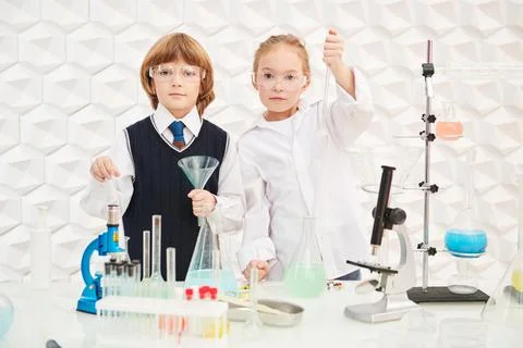 Early development of children. Two smart children making experiments in the l Foto stock