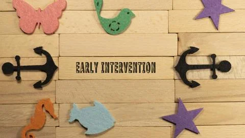Early intervention written on wood patterned surface. Education and child psy Foto stock