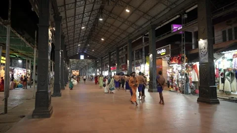 Early Morning Devotees Walking at Guruvayur Temple Corridor Vídeos de archivo 324405751