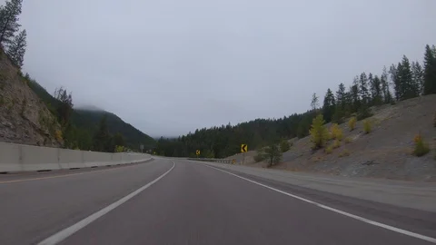 Early morning fall drive through the mountains in Western Montana. Stock-Footage 96522183