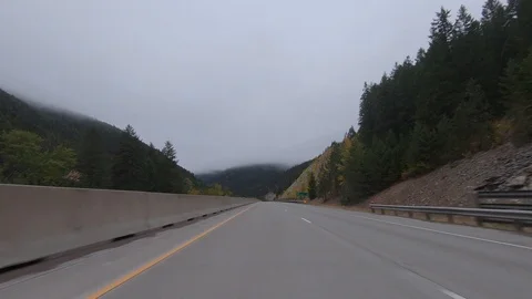 Early morning fall drive through the mountains in Western Montana. Stock-Footage 96524744