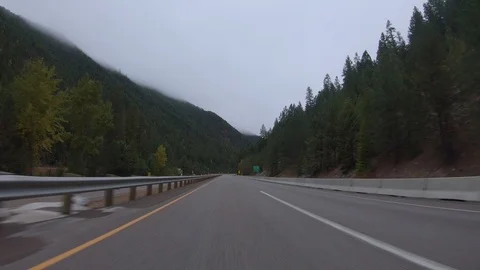 Early morning fall drive through the mountains in Western Montana. Stock-Footage 96525892