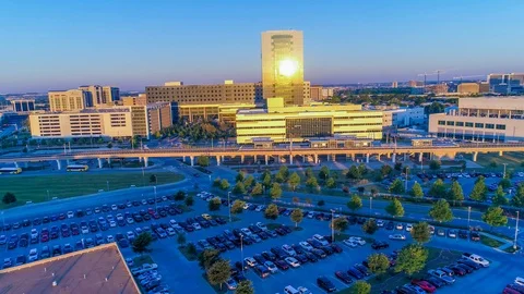 Early morning orbit of eastern elevation of Parkland Hospital 4K 29.97fps 库存影片 109393757