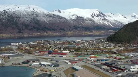 Early Spring in Åndalsnes: Snow-Covered High Mountains and Romsdalsfjord Видео 236955376