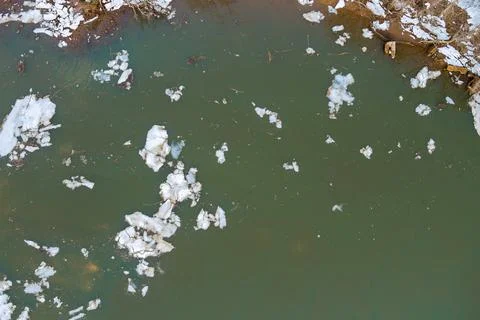 Early spring breaking ice float down the stream small breaking on the river Foto stock